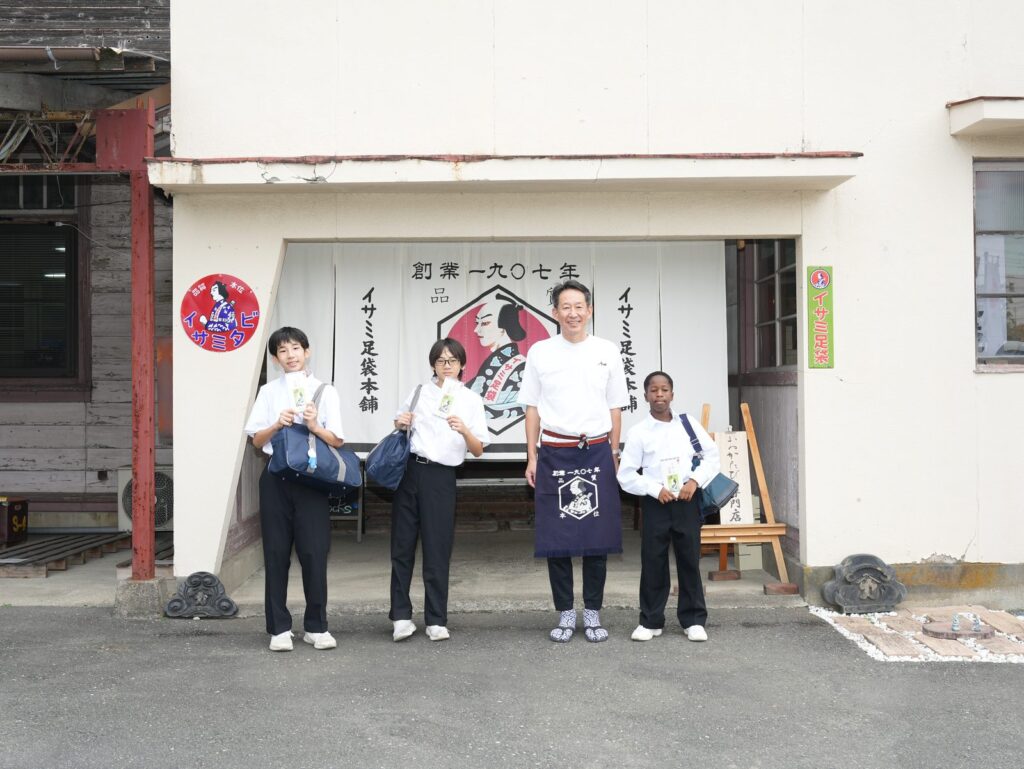 行田本店の前で、南河原中学校の生徒の皆さんと