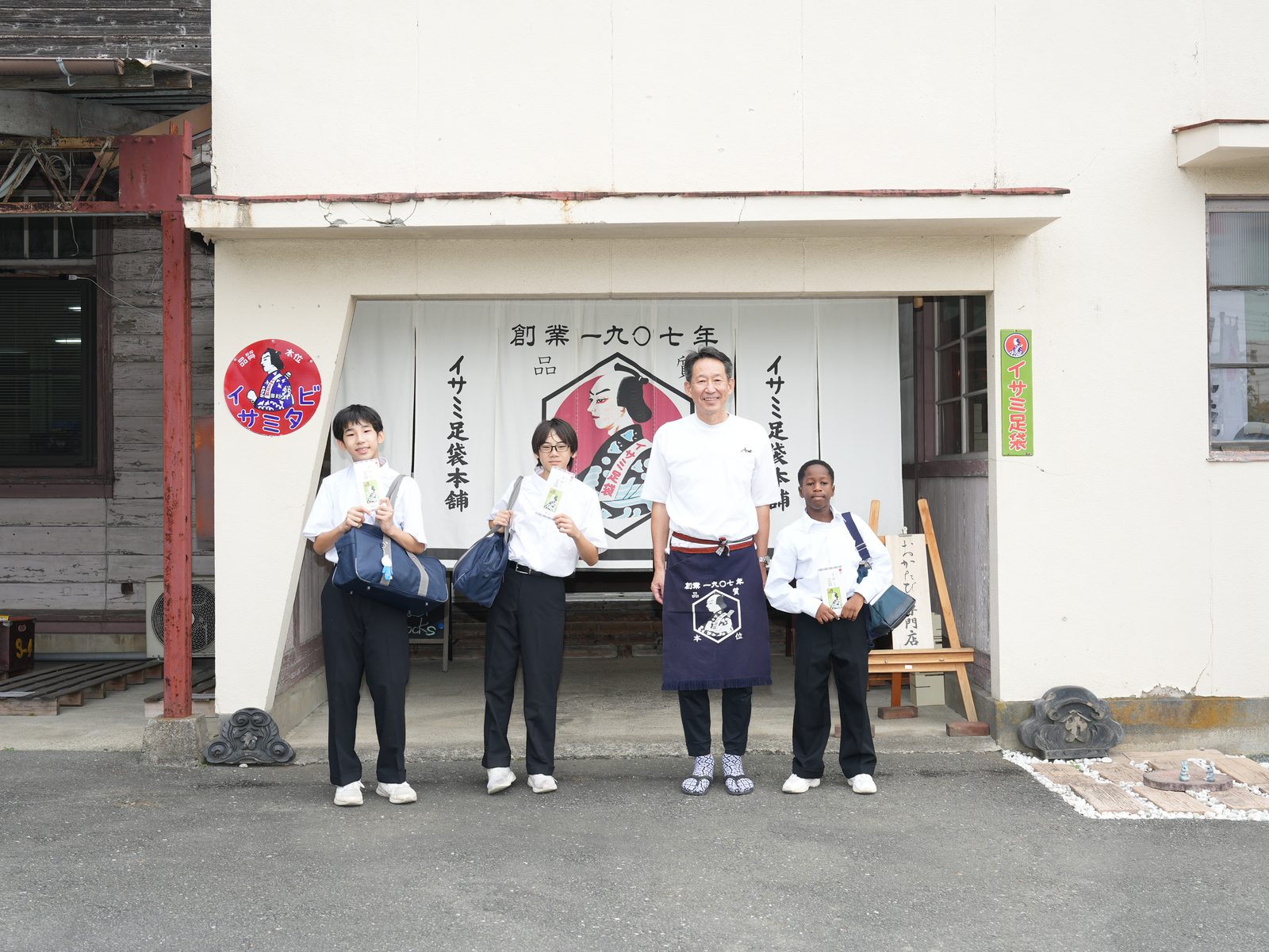 行田本店の前で、南河原中学校の生徒の皆さんと